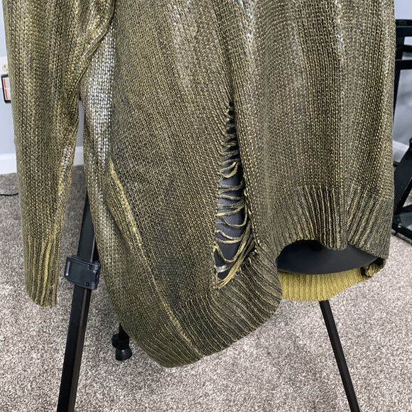 Distress Oversize Sweater can fit L or XL - Picture 2 of 4